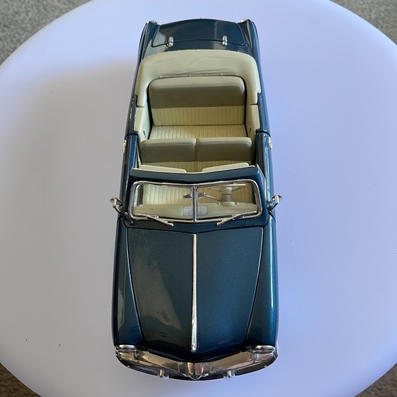 1949 Ford Convertible Blue Scale 1/18 Diecast Model Car by Maisto - Picture 5 of 11